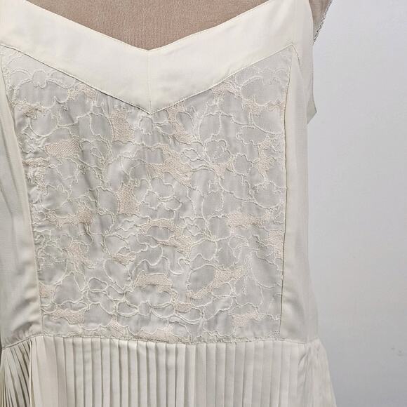 American Eagle Outfitters Ivory Blouse Sleeveless Tank Top Size Medium EUC A5719 - Picture 3 of 7